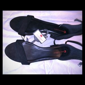 Heeled sandals in black